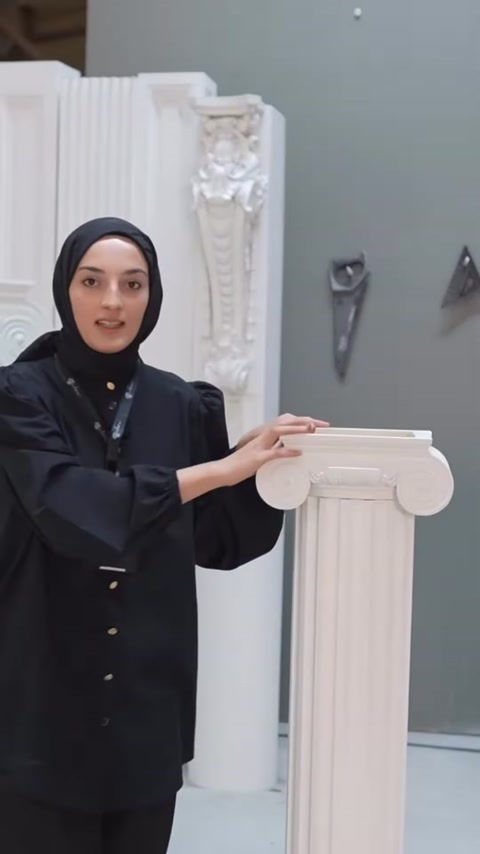 İyon kıvrımlı sütun başlığının yivli gövde üzerindeki görünümü