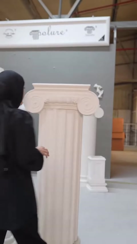 İyon tarzı kıvrımlı başlıkla tamamlanan yivli sütun modeli