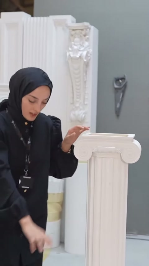 Volütlü başlık üzerindeki yatay katmanlar parmakla işaret edilerek gösteriliyor