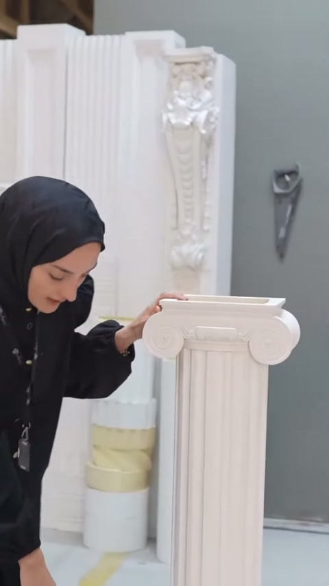 Sunucu sütun başlığının çıkıntılı üst kenarını yakından inceliyor