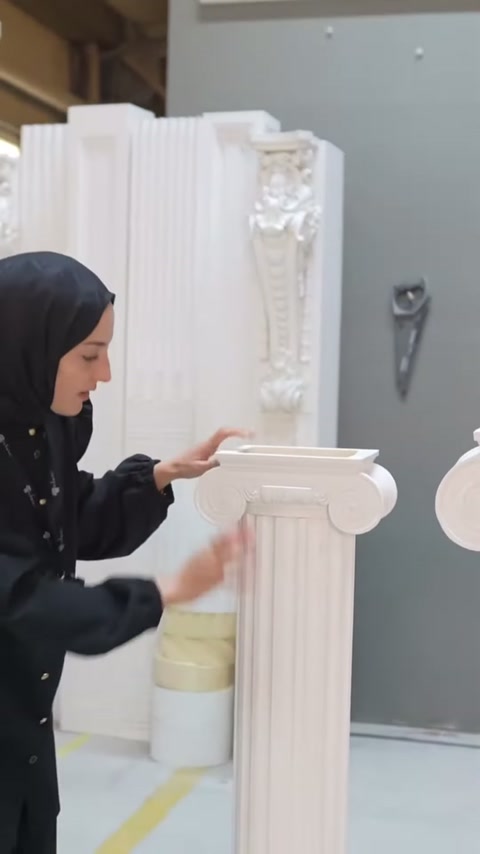 Başlık ile yivli sütun gövdesi arasındaki geçiş bölümü gösteriliyor