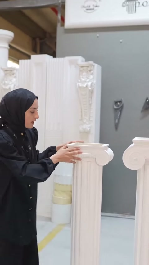 Sunucu volütlü başlığın altındaki birleşim çizgisini eliyle belirtiyor