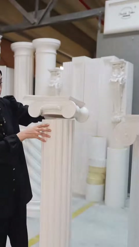Sunucu uzun gövde boyunca uzanan yivlerin biçimini parmaklarıyla açıklıyor