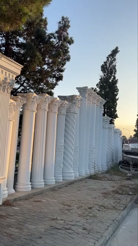 Akşam ışığında korint başlıklı beyaz sütun modelleri yan yana duruyor