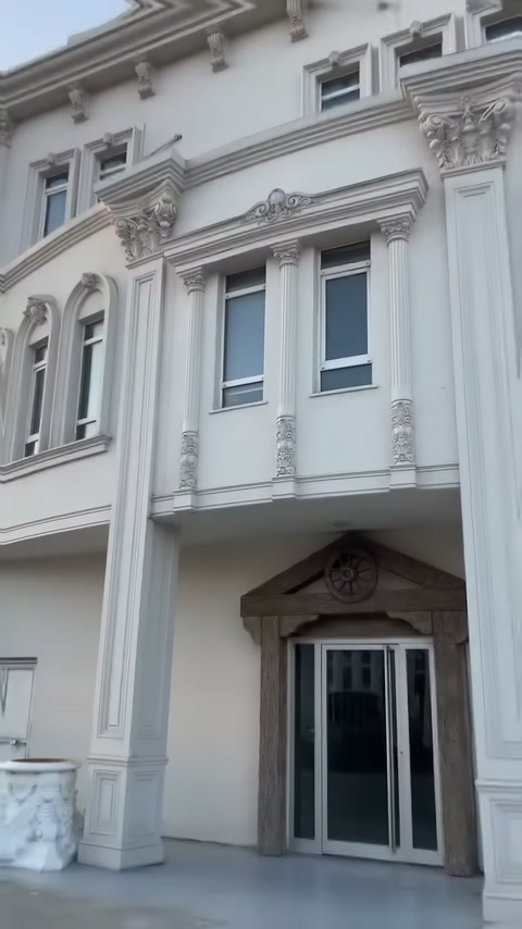 Villa cephesinde balkon pencerelerini çevreleyen ince sütun süslemeleri görülüyor