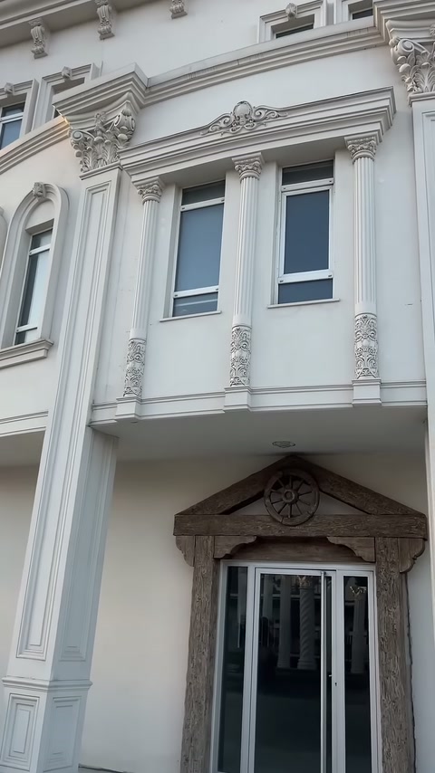 Balkon bölümünde kabartmalı gövdeler ve korint başlıklar cepheyi tamamlıyor