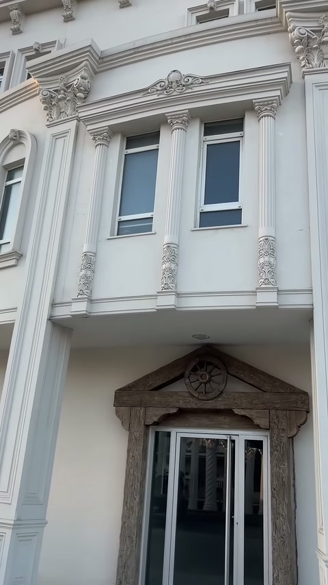 Pencere aralarında çiçek motifli ince sütun elemanları uygulanmış durumda