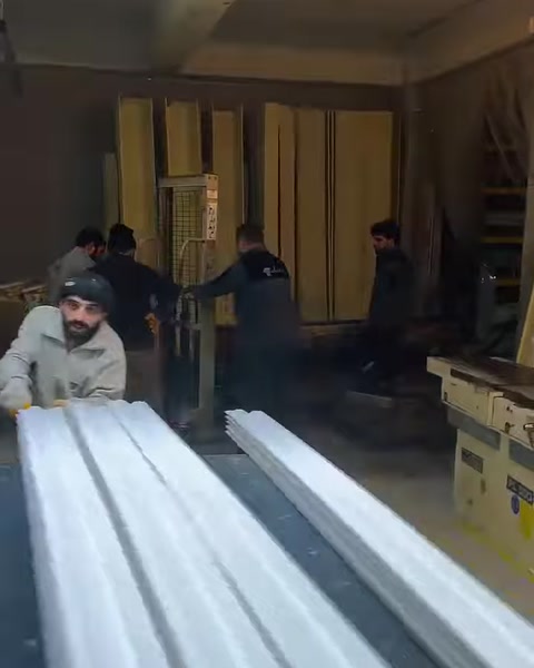 Çalışanların taşıdığı uzun ve kanallı dekoratif söve profilleri