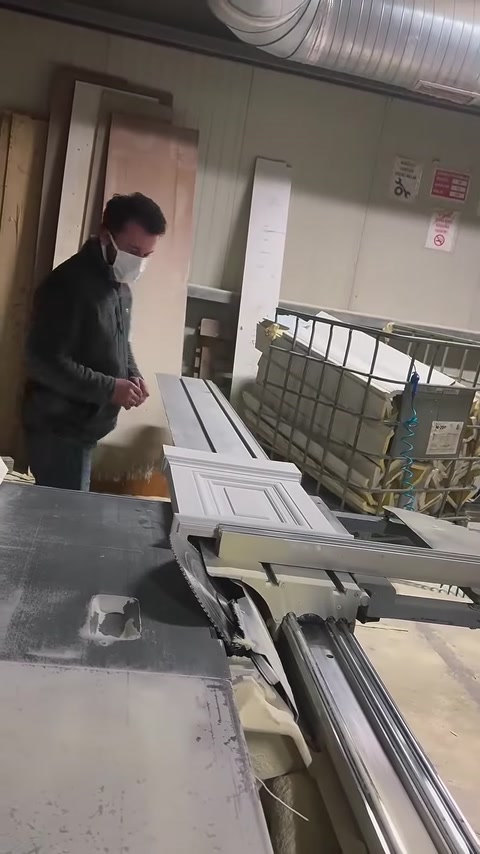 Kesilen söve parçaları tezgâh üzerinde yan yana düzenleniyor.