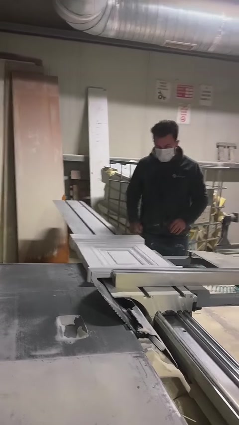 Usta, profilli dekoratif parçayı kesim hattında yönlendiriyor.