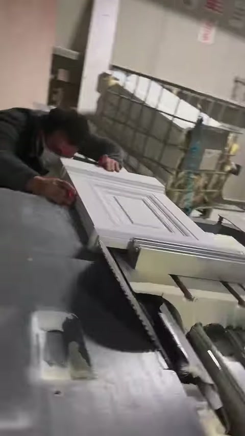 Süslü kenarlara sahip uzun profiller makine tablasında hizalanıyor.