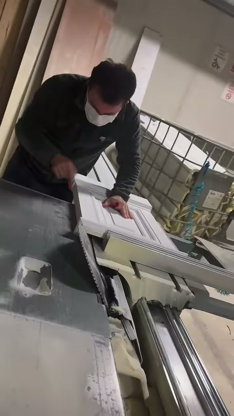 Dekoratif profil kesim noktasına doğru kontrollü biçimde yaklaştırılıyor.