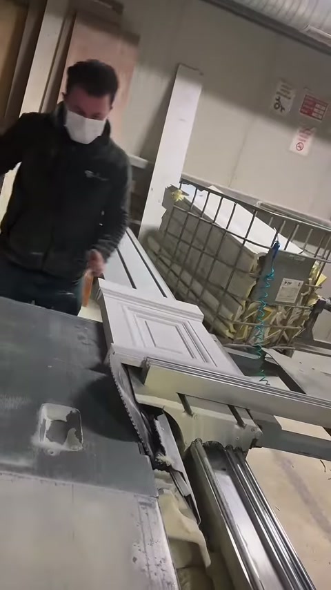 Maskeli çalışan, işlem görecek söve parçasının konumunu ayarlıyor.