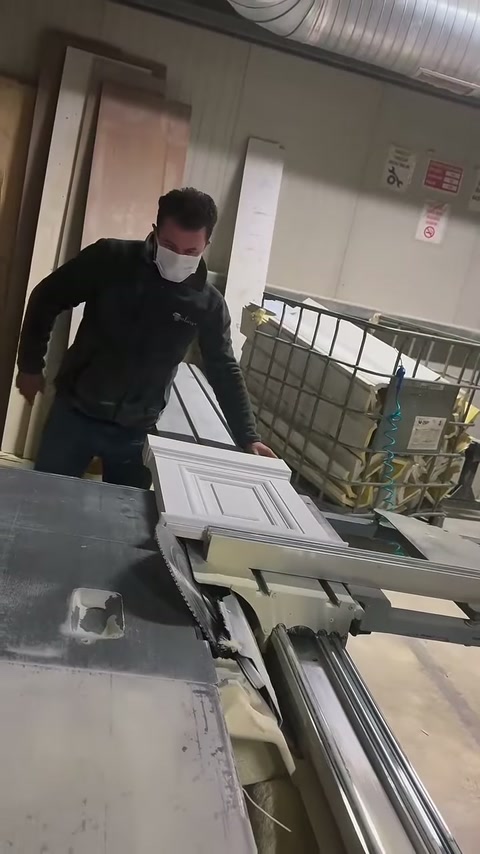 Uzun beyaz profiller kesim düzeneğinin üzerinde paralel tutuluyor.