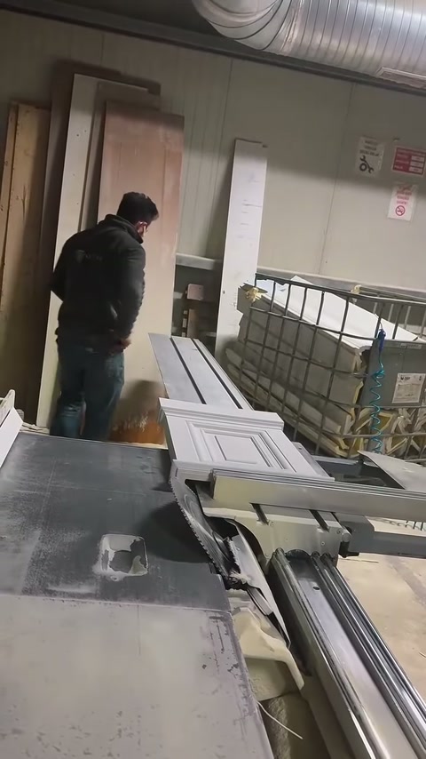 Çalışan, bezemeli profilin makine üzerindeki ilerleyişini elle yönetiyor.