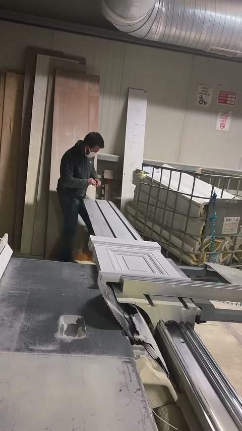 Usta, üst üste duran dekoratif parçaları kesim alanına yönlendiriyor.