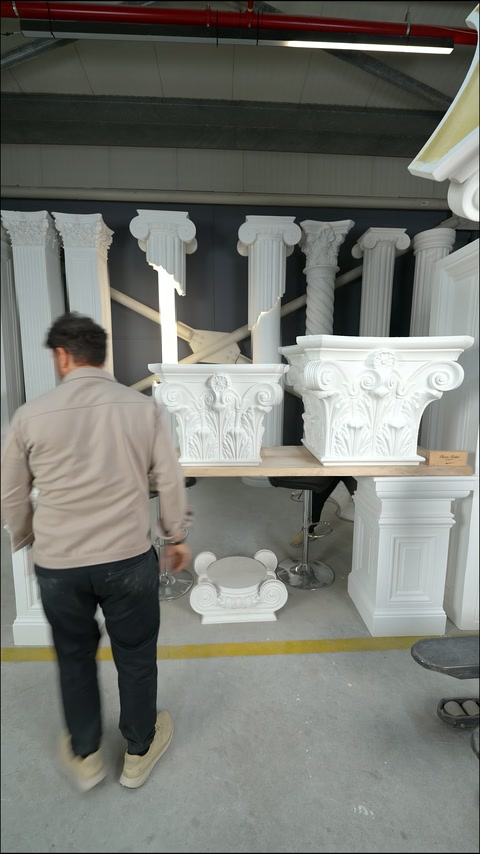 İki farklı boydaki yaprak bezemeli başlık atölyede karşılaştırılıyor