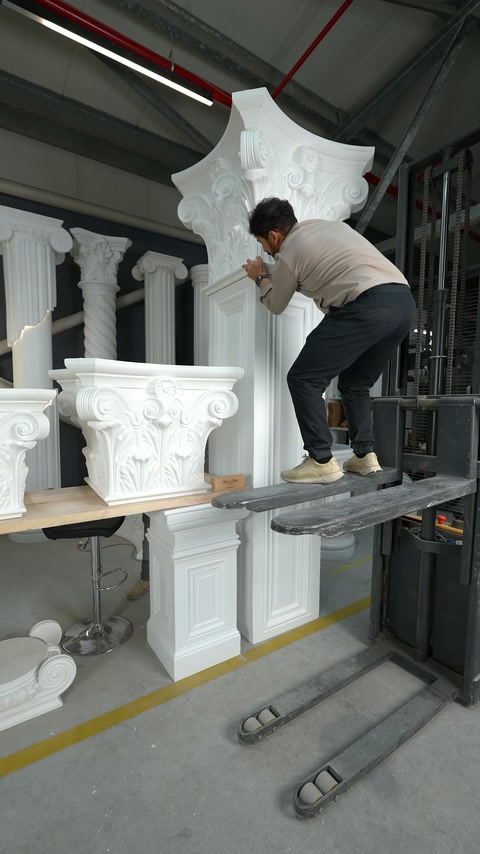 Usta başlığın pilaster üzerindeki oturuşunu yakından kontrol ediyor