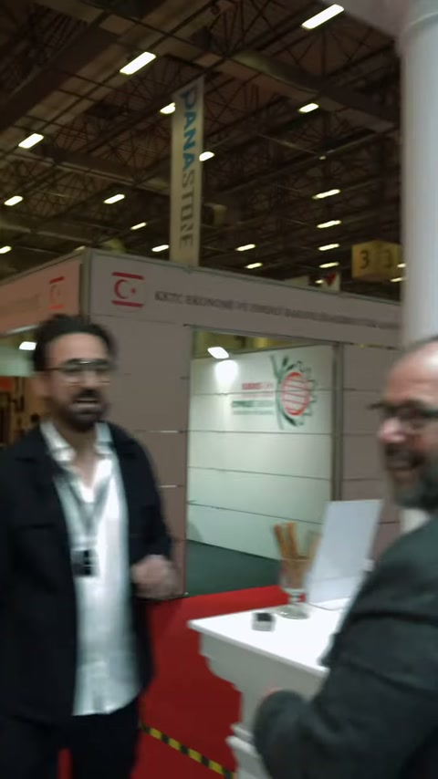 Fuar görüşmesinde dekorasyon ürünleri ve uygulama seçenekleri üzerine konuşuluyor