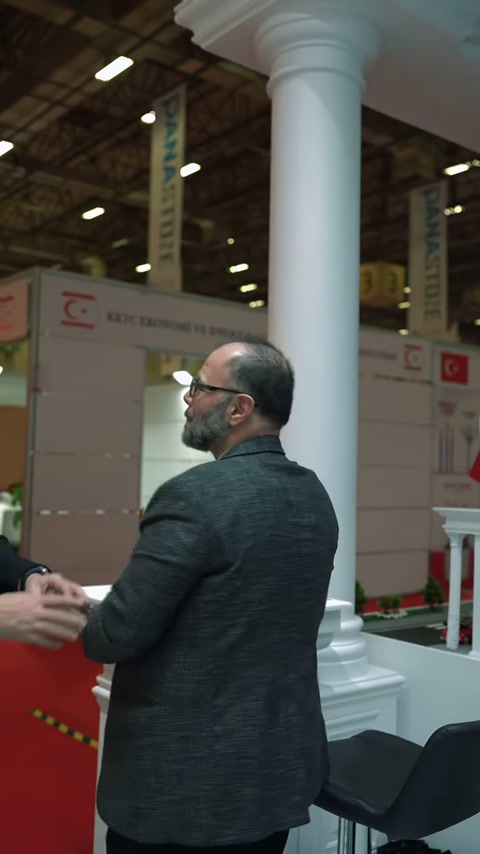 Fuar katılımcıları, sütun uygulamasının bulunduğu stant bölümünü değerlendiriyor