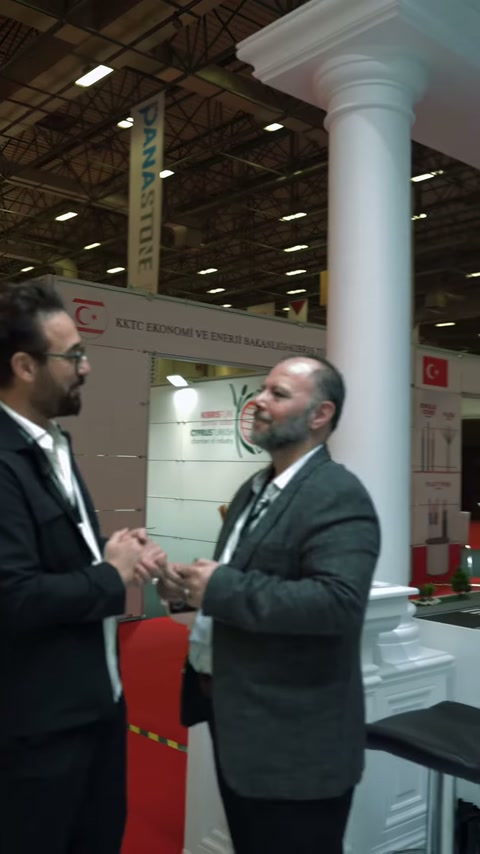 Ziyaretçiler, klasik başlıklı sütunların bulunduğu sergi alanında konuşuyor