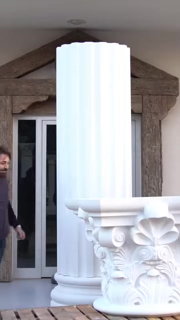 Yivli sütun gövdesi işlemeli kaide üzerine yerleştiriliyor