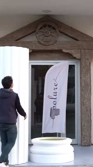 Dik duran sütun gövdesi yuvarlak kaideyle yan yana görülüyor