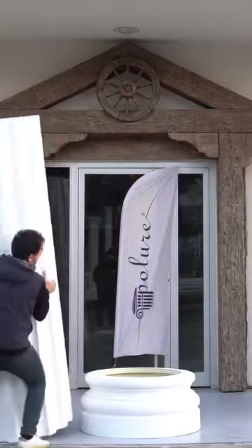Usta dik sütun gövdesini kaideye doğru elle yönlendiriyor
