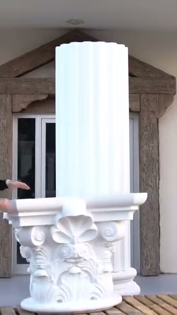 Yaprak bezemeli sütun başlığı kurulu gövdenin önünde duruyor