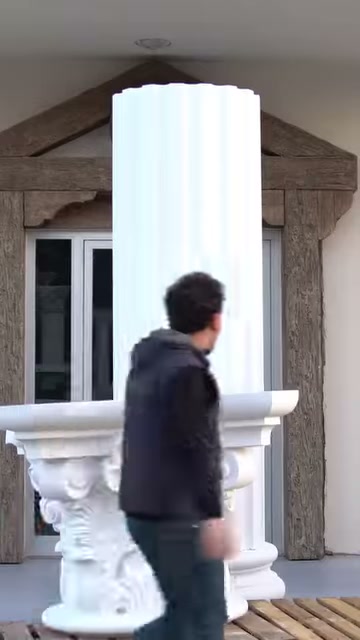 Usta yivli gövde ile süslü başlığın çevresinde ilerliyor