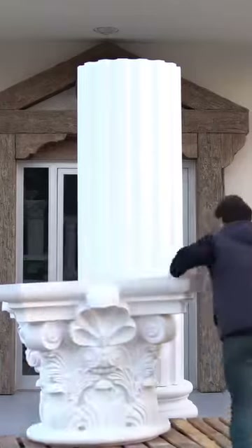 Dekoratif başlık gövdeye takılmadan önce yakından inceleniyor