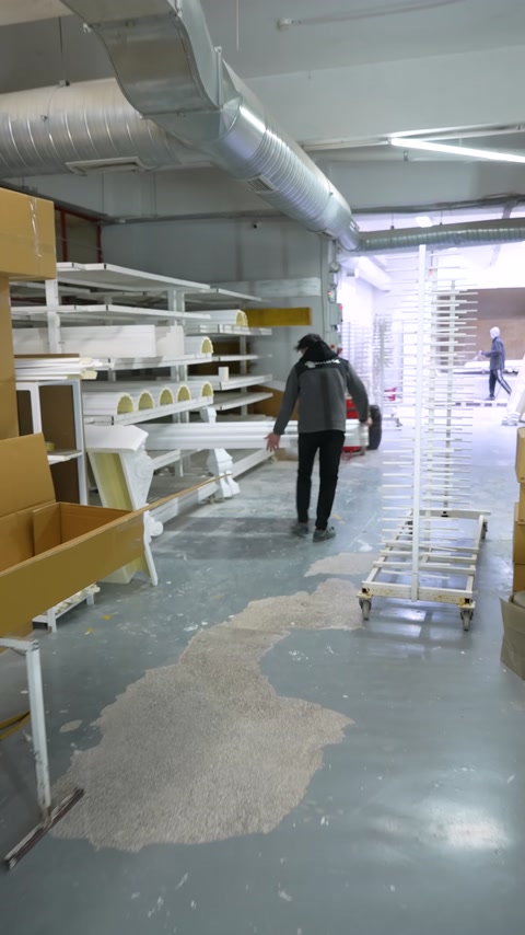 Raflarda farklı biçimlerde beyaz dekoratif ürünler sergileniyor