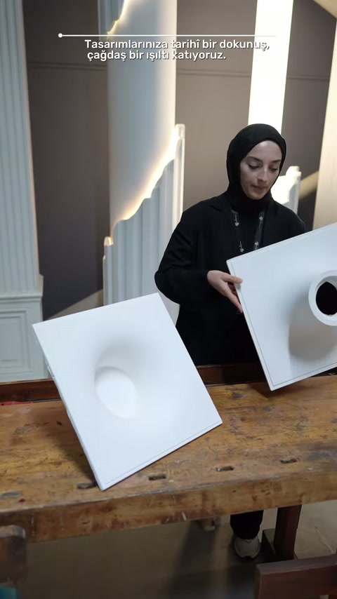 Armatür paneli çapraz tutulup çıkıntılı bölümün formu sergileniyor.