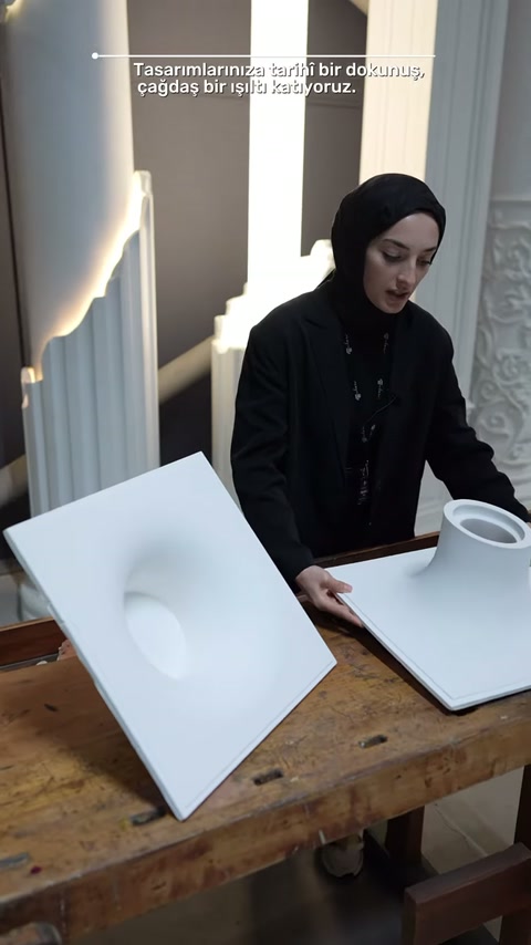 Sunucu, silindirik gövdeli armatürü kenarından tutarak konumlandırıyor.