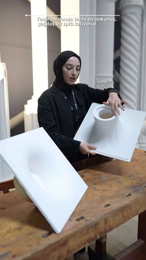 Armatürün silindirik ağzı ve geniş kare yüzeyi yakından sunuluyor.