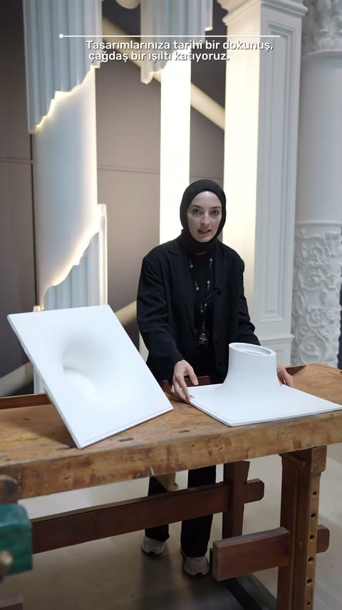 İçbükey panel ve silindirik çıkıntılı model birlikte masada gösteriliyor.