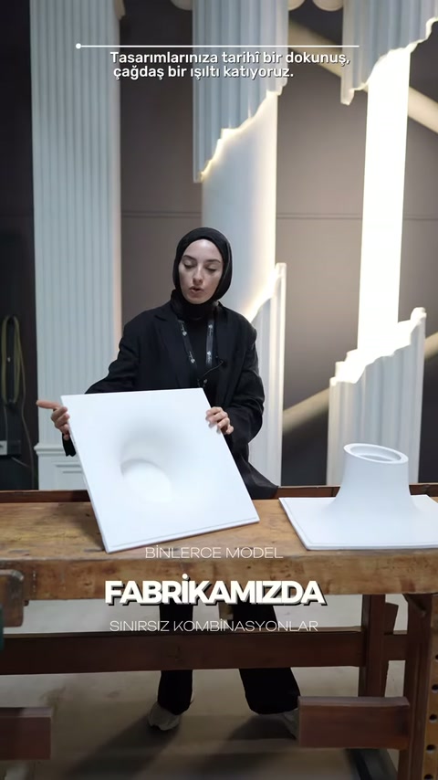 Kavisli oyuk taşıyan kare armatür paneli masadan kaldırılıyor.