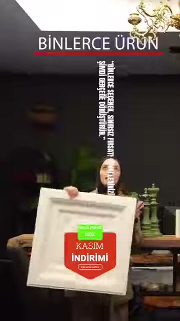 Kabartmalı kare tavan paneli sunum alanında elde tanıtılıyor