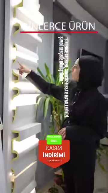 Duvar standında sıralı beyaz profil kesitleri işaret edilerek anlatılıyor