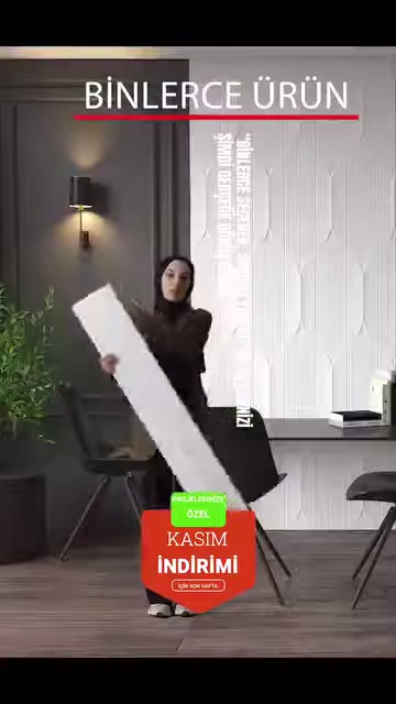 Uzun dikdörtgen dekoratif duvar paneli modern salonda elde sergileniyor