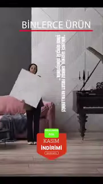 Geniş beyaz kaplama paneli mobilyalı iç mekânda dik tutuluyor