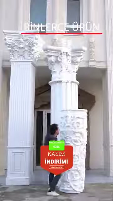 Korint başlıklı yivli sütunlar klasik bir iç mekânda sergileniyor