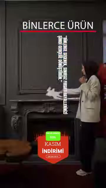 Klasik şömine çerçevesi koyu renkli salon duvarında uygulanmış görülüyor