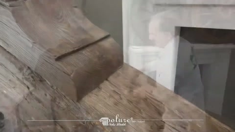 Kütük parçalarının köşeli birleşim bölgesi showroom zemininde görülüyor