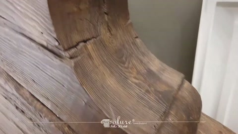Ahşap görünümlü kütük parçalarının geçmeli köşe bağlantısı sergileniyor