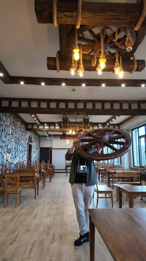 Ahşap görünümlü tavan kirişleri geniş iç mekânı çevreliyor