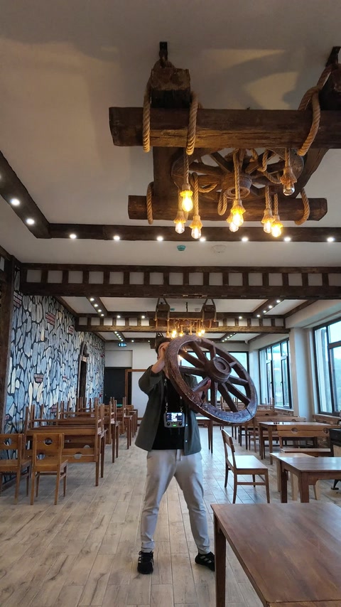 Tavan kirişlerine sabitlenen avizeler restoran bölümünün genelinde görülüyor