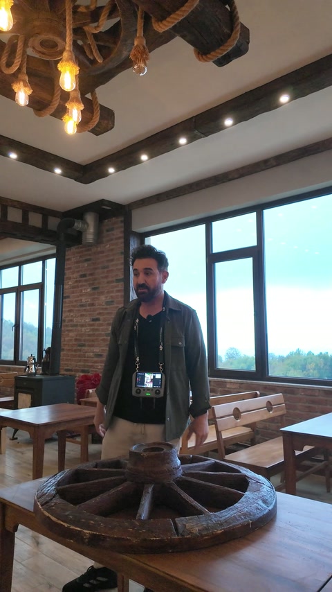 Masa üzerindeki dekoratif tekerlek parçası iç mekânda tanıtılıyor