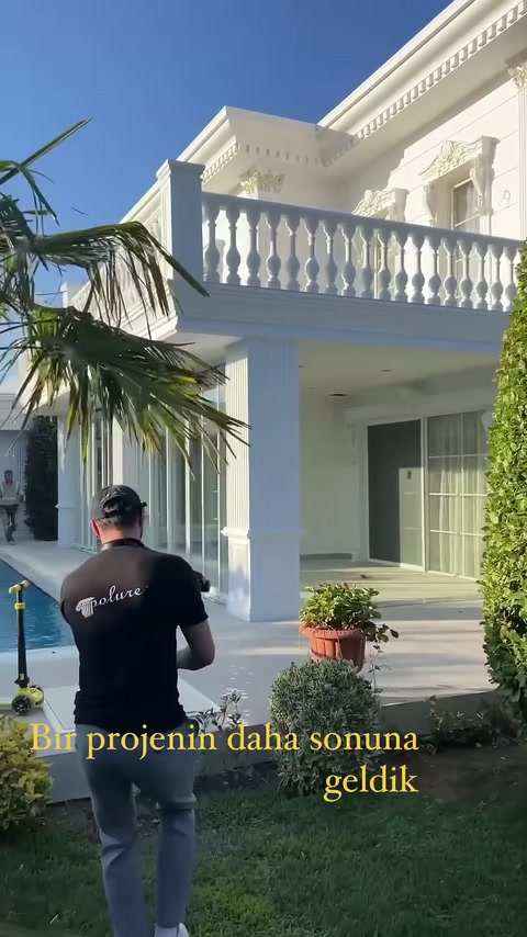 Havuz tarafındaki cephede dekoratif kolonlar, kat silmeleri ve korkuluklar tamamlanmış.