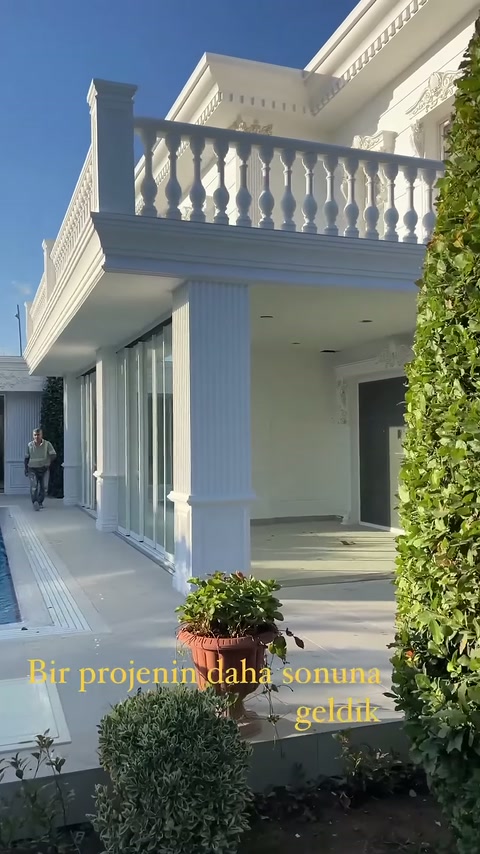 Tamamlanan veranda cephesinde kare başlıklı sütunlar ve balustrat korkuluklar yer alıyor.